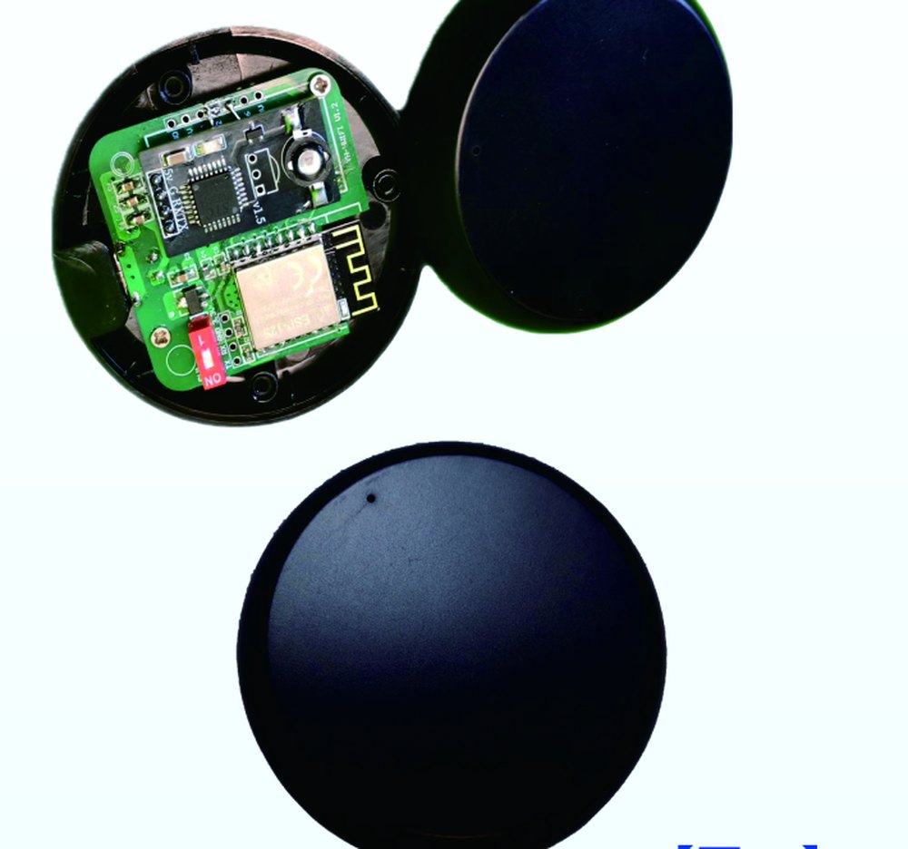智能网关实物：内置 ESP 单片机与光感模块，5V 供电，WIFI 联网，支持红外与蓝牙编码